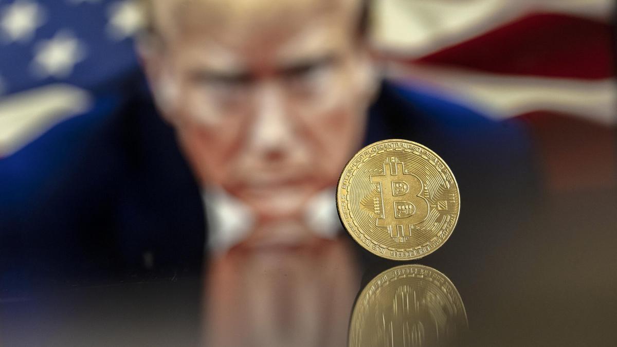 Una ilustración muestra una maqueta de Bitcoin frente a una imagen del presidente electo de Estados Unidos, Donald Trump.