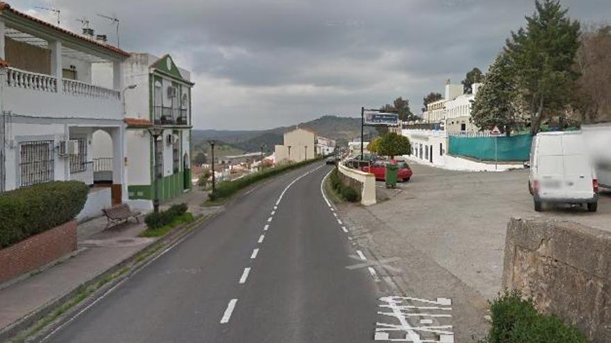 Herido con policontusiones un motorista tras caer por un pequeño barranco en Jerez de los Caballeros