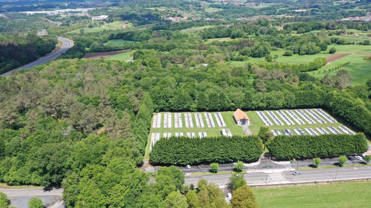 Vista aérea del cementerio de A Romea y su entorno.