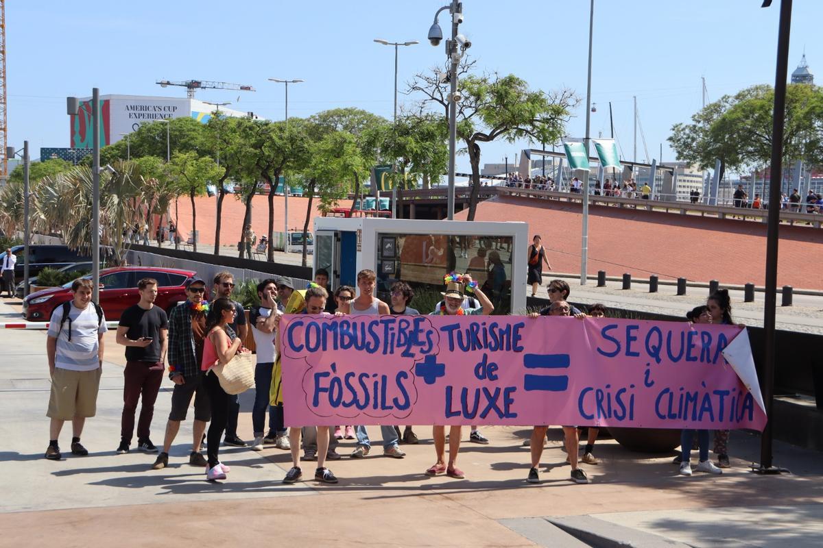Varios activistas protestanen la Marina del Port Vell de Barcelona contra los subsidios a los combustibles fósiles.