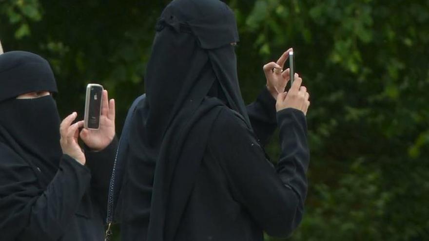 Enquesta: S&#039;ha de prohibir l&#039;ús del burka i el nikab, com han fet a Holanda i altres països?