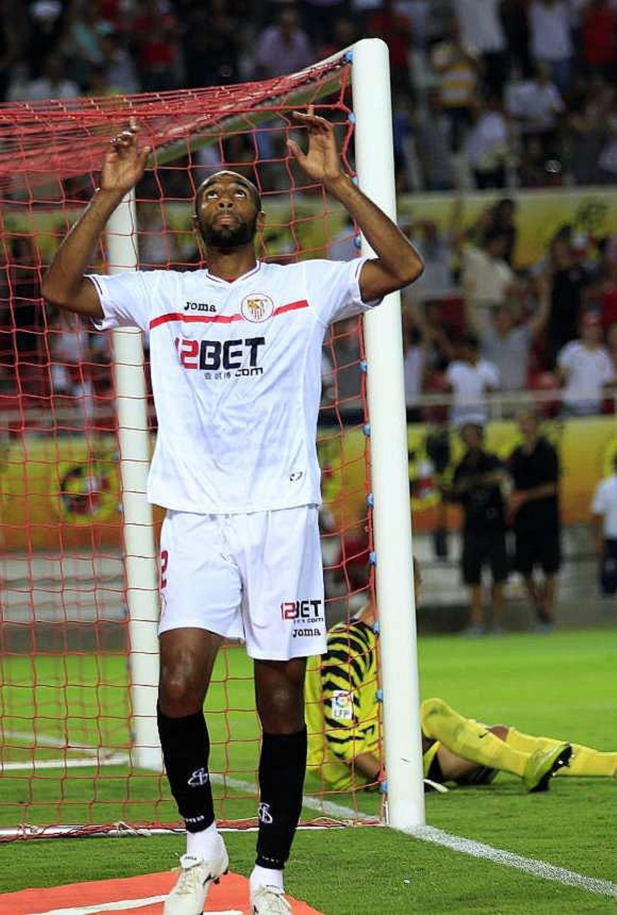 Kanouté celebra un gol, con Miño en el suelo. / marcelo del pozo