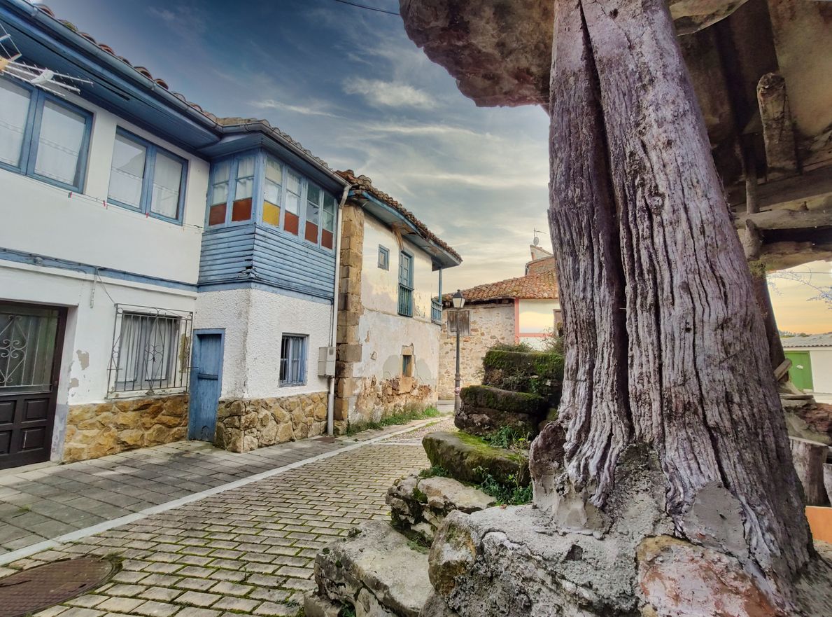 Casas en Torazo, vista desde abajo a horreo, municipio de Cabranes.