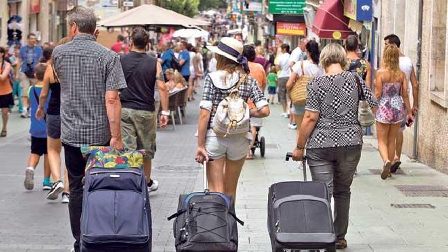 Maletas en el centro de Palma; el alquiler ha generalizado la presencia de turistas.