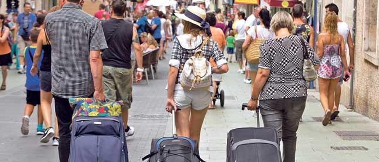 Maletas en el centro de Palma; el alquiler ha generalizado la presencia de turistas.