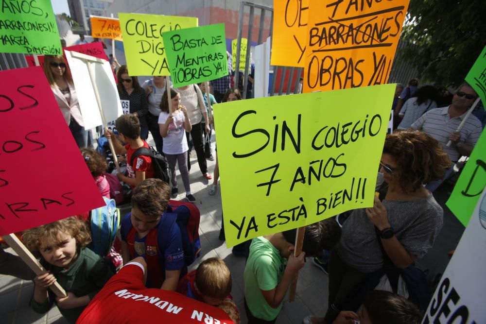 Protesta contra los barracones en La Almadraba