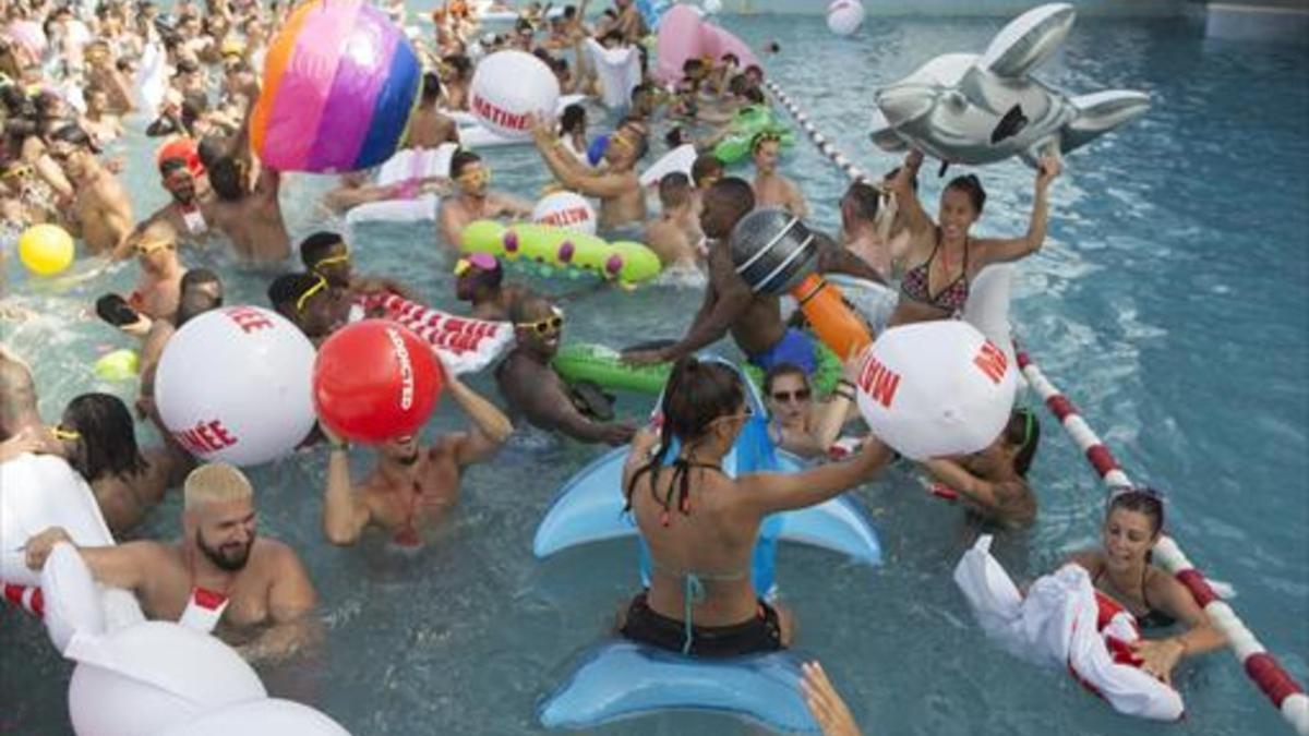 Hombres y mujeres en la piscina de lla Fantasia, durante la tradicional fiesta del Festival Circuit, ayer.