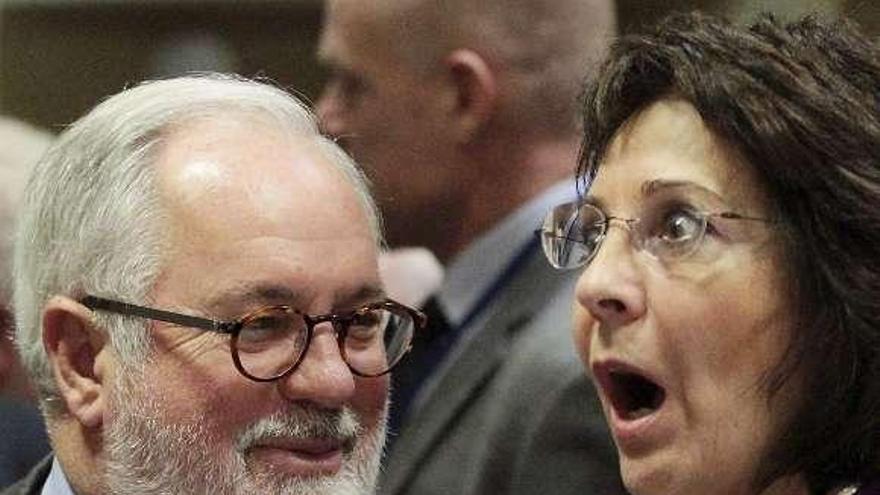 El ministro Cañete y la comisaria Damanaki en Bruselas. / olivier hoslet