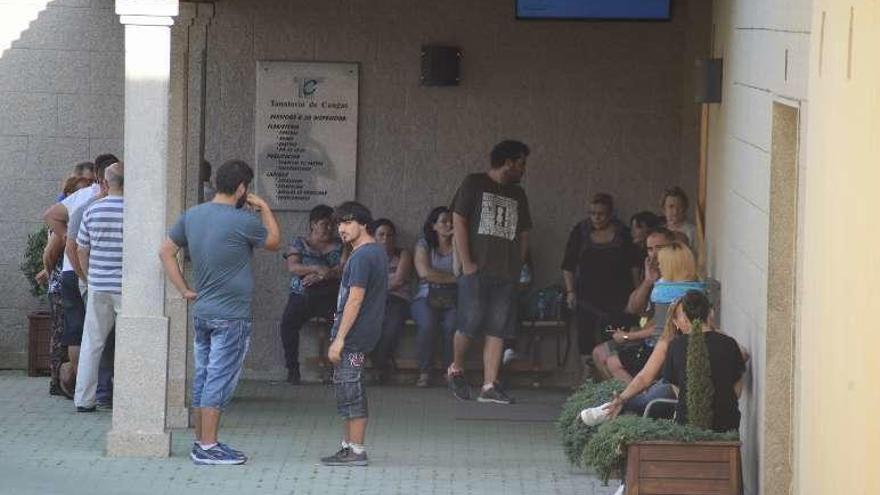 El cuerpo llegó al tanatorio de Cangas ayer por la tarde. // G. Núñez