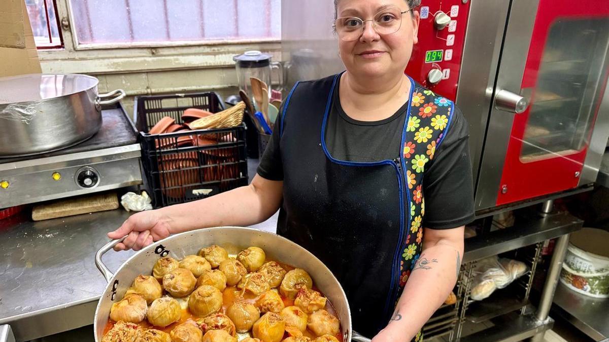 Patricia Arroyo con una pota de cebolles rellenes en el resturante "Cervantes" de El Entrego