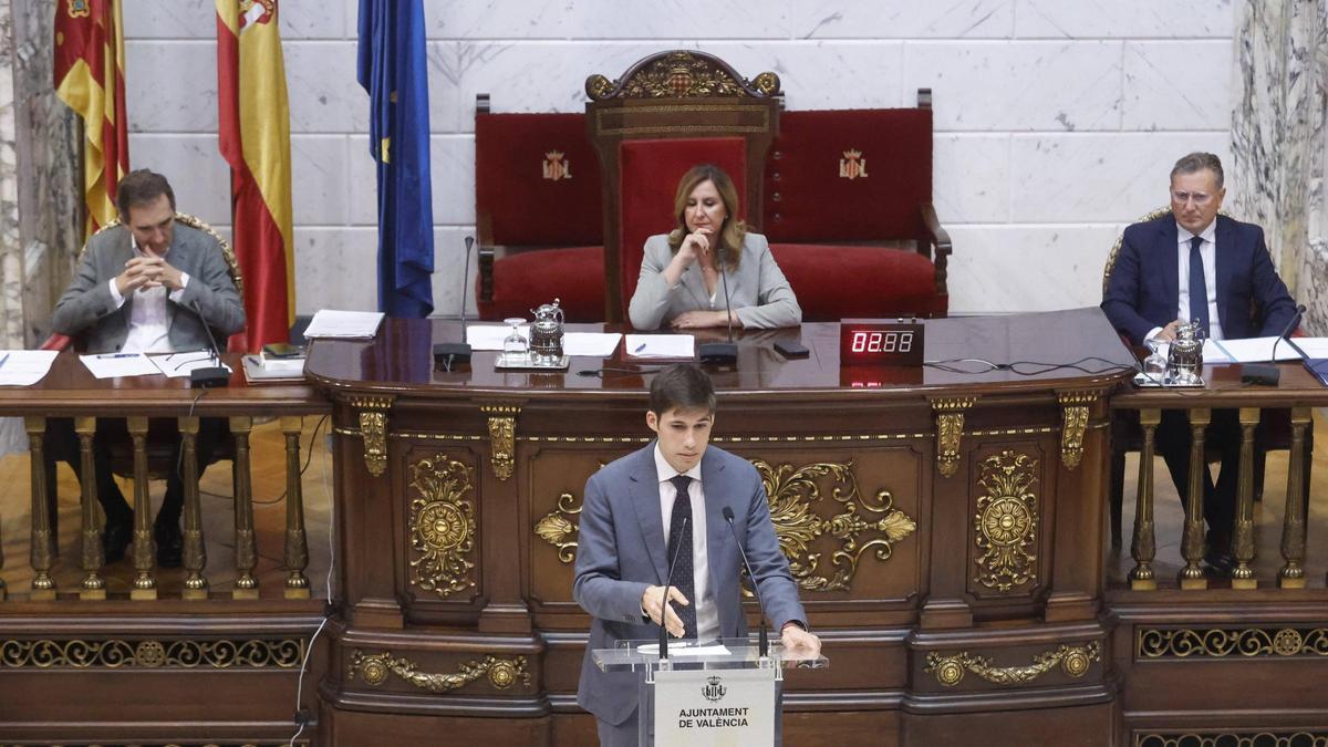 Borja Sanjuan interviene en el pleno del Ayuntamiento de València.