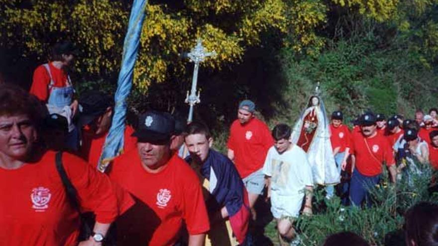 Paso de una procesión por el sendero hasta A Franqueira.