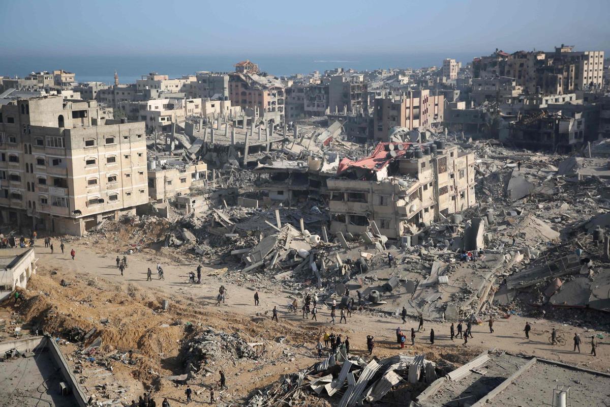 Una vista general muestra la destrucción en el área que rodea el hospital Al-Shifa de Gaza después de que el ejército israelí se retirara del complejo que alberga el hospital el 1 de abril de 2024, en medio de las batallas en curso entre Israel y el grupo militante Hamas.