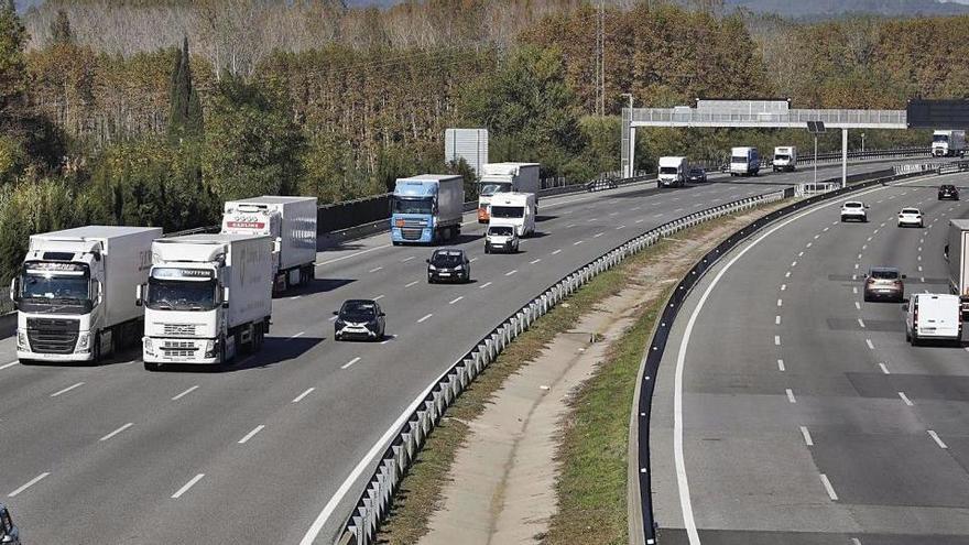 Circulació de vehicles per l&#039;AP-7 al terme municipal de Salt, on hi ha la sortida de Girona Sud.