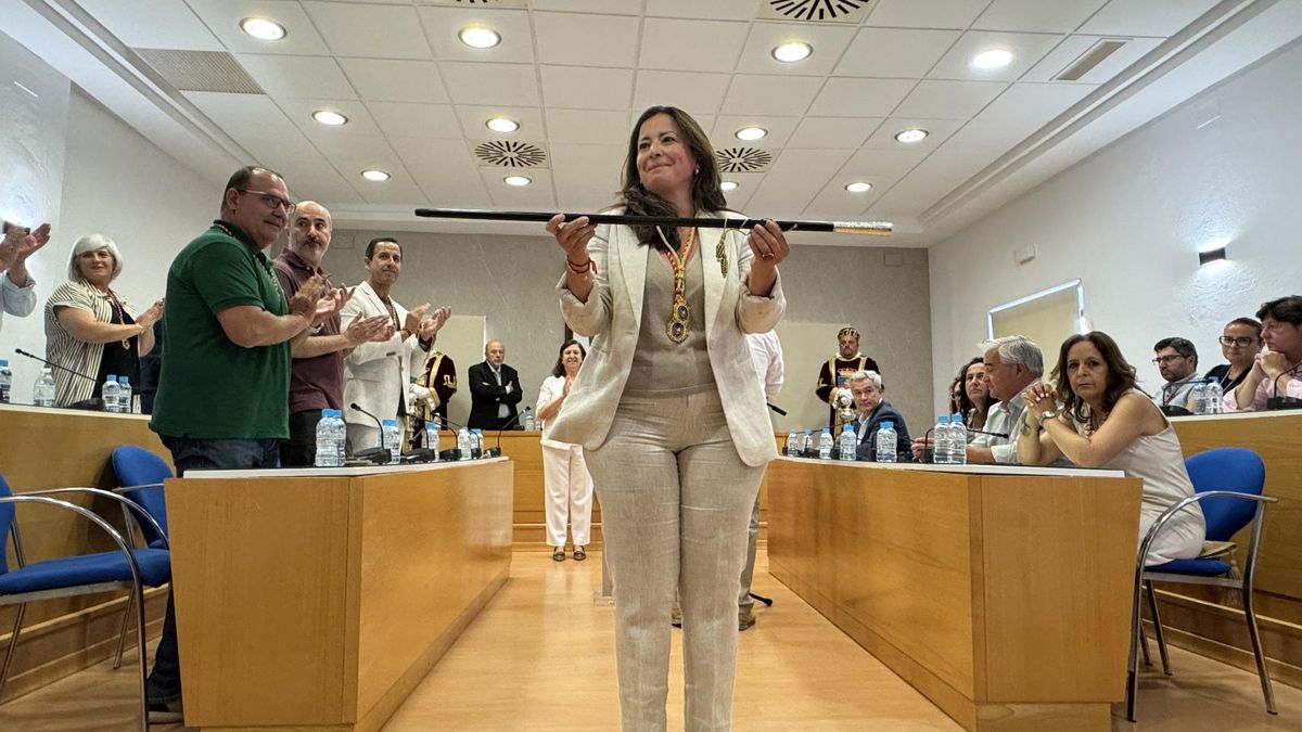 Elisabeth Medina, con el bastón de mando.