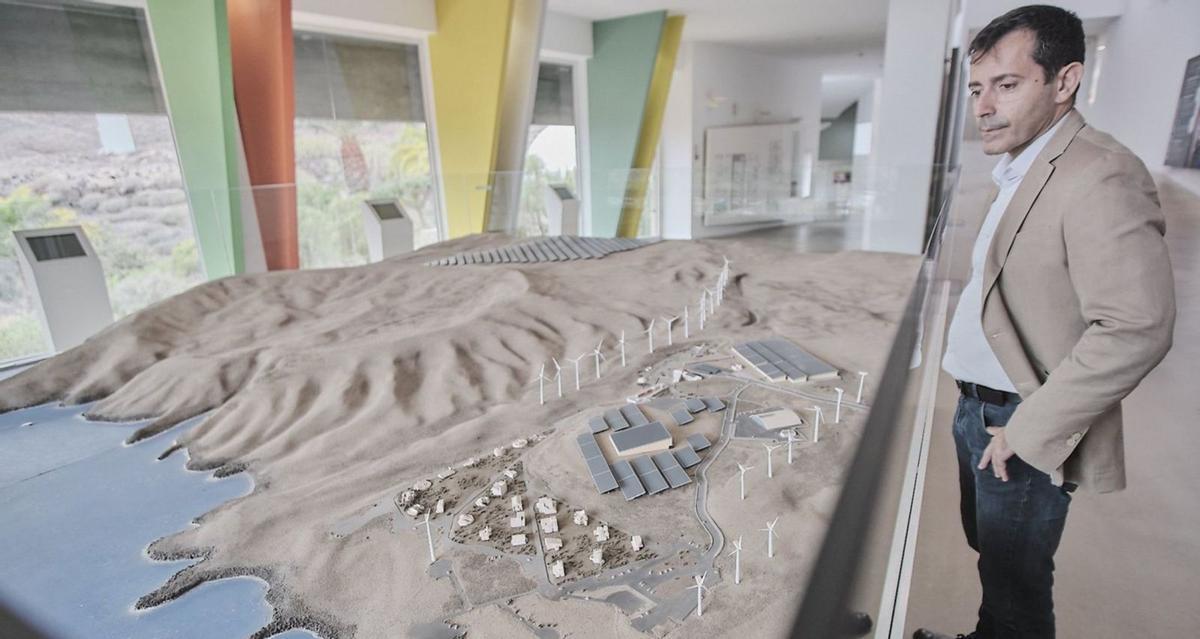 El consejero insular Juan José Martínez frente a la maqueta de las instalaciones del ITER.