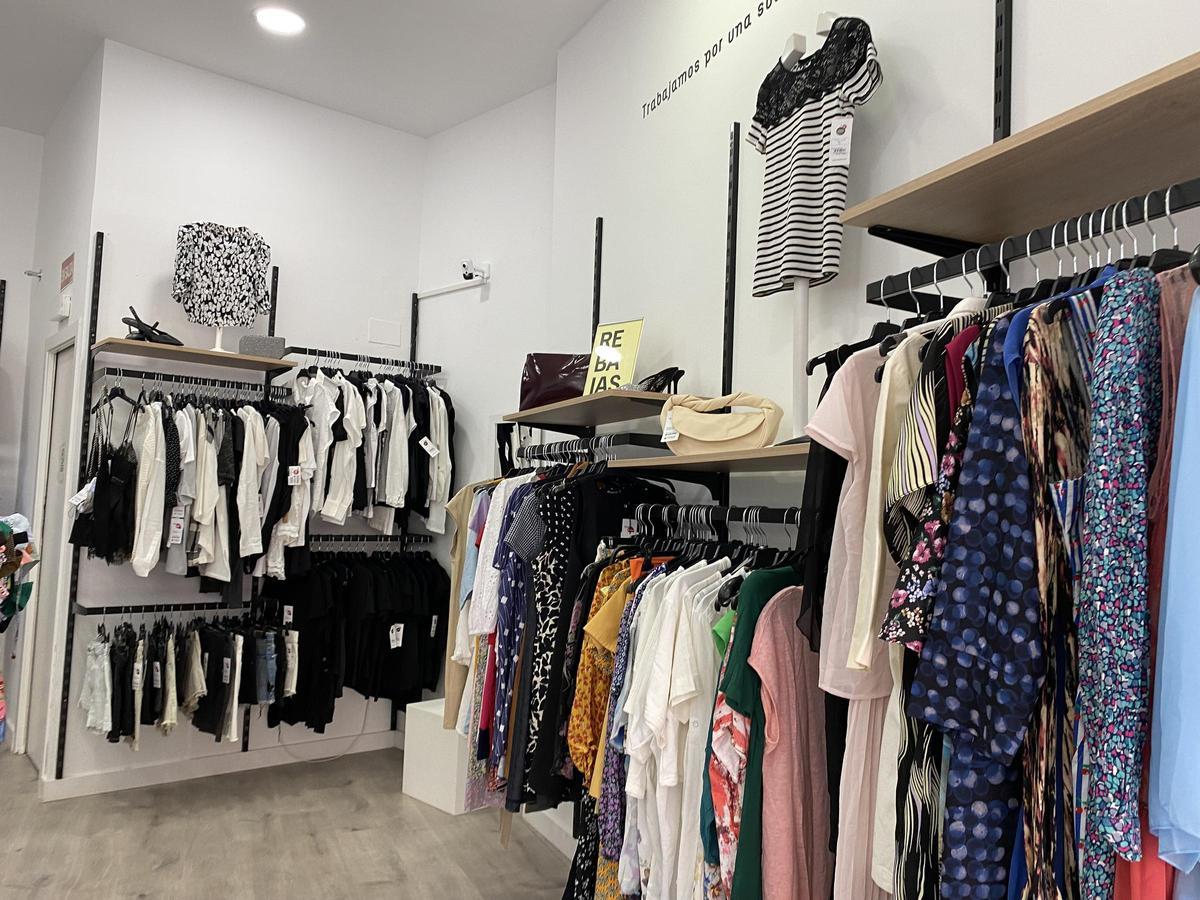 Interior de la tienda de ropa para personas vulnerables de Cáritas Córdoba.