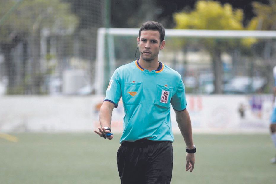 Fede Saiz pide calma durante el transcurso de un partido.