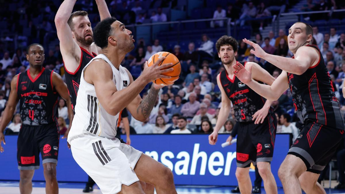 Trey Lyles finta antes de superar a la defensa leridana