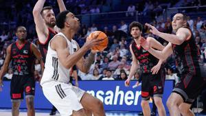 Trey Lyles finta antes de superar a la defensa leridana