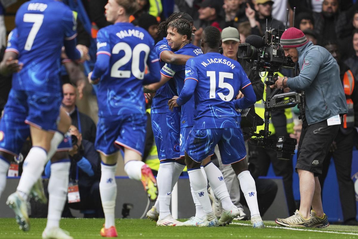 Chelsea's Enzo Fernandez, back center, is congratulated after scoring his side's opening goal during the English Premier League soccer match between Chelsea and Liverpool at Stamford Bridge stadium in London, Sunday, May 4, 2025. (AP Photo/Kin Cheung)