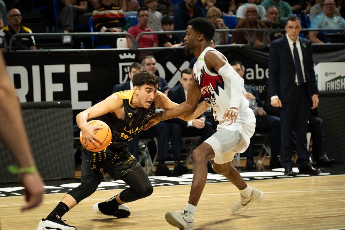 Jaime Fernández trata de irse de la marca de Simmons en el Canarias-Baskonia.