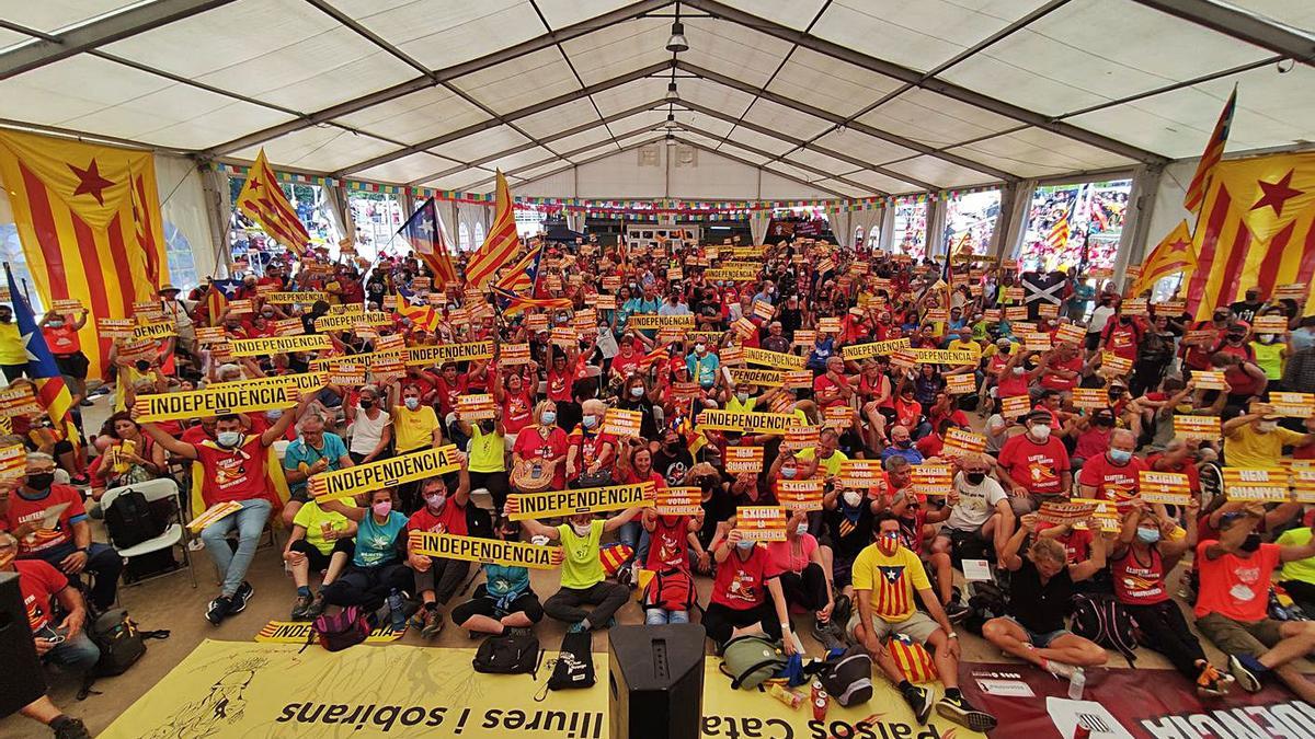 Més de 3.000 persones reivindiquen el llegat de l’1-O amb tres marxes