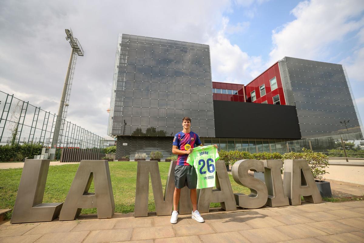 Jofre Torrents, frente a La Masia de la ciudad deportiva.