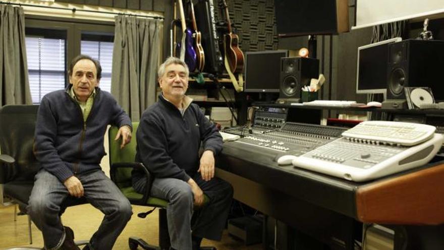 Juanjo Mintegui y René de Coupaud, en el estudio de grabación del Taller de Músicos.