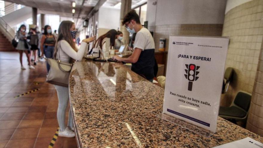 Un cartel indica a los alumnos de la Universidad de La Laguna que hay que respetar las medidas sanitarias para evitar contagios de Covid.