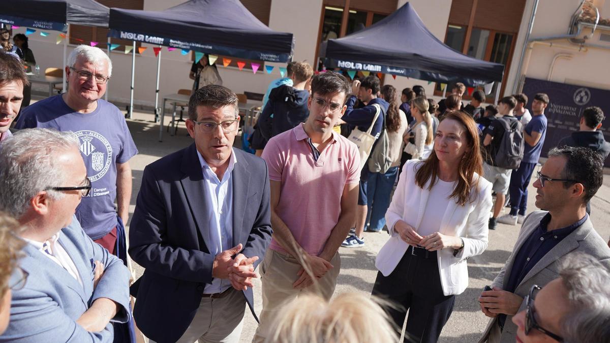 Visita a la feria de bienvenida del campus universitario de la UV en Ontinyent.