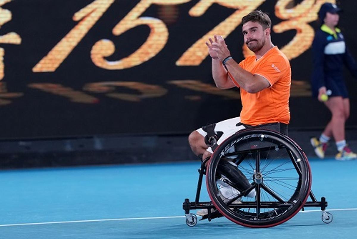 Martín de la Puenta aplaude a la conclusión de su partido.