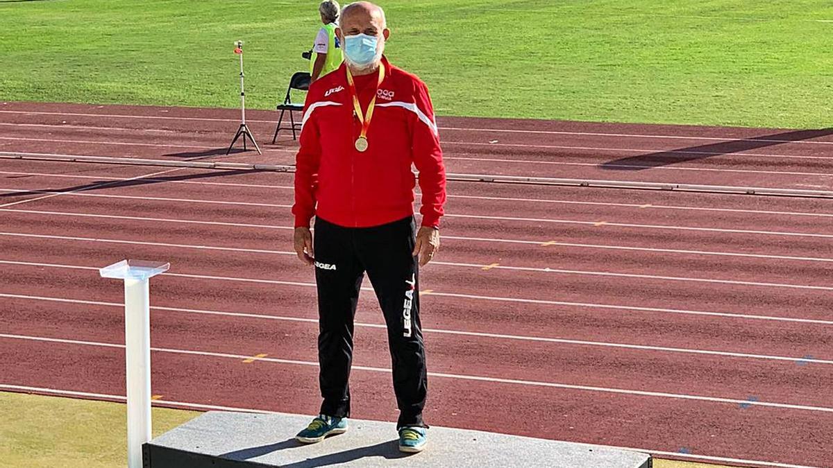 Toni Piña en el podio tras hacerse con una de las tres medallas que consiguió en el Nacional.