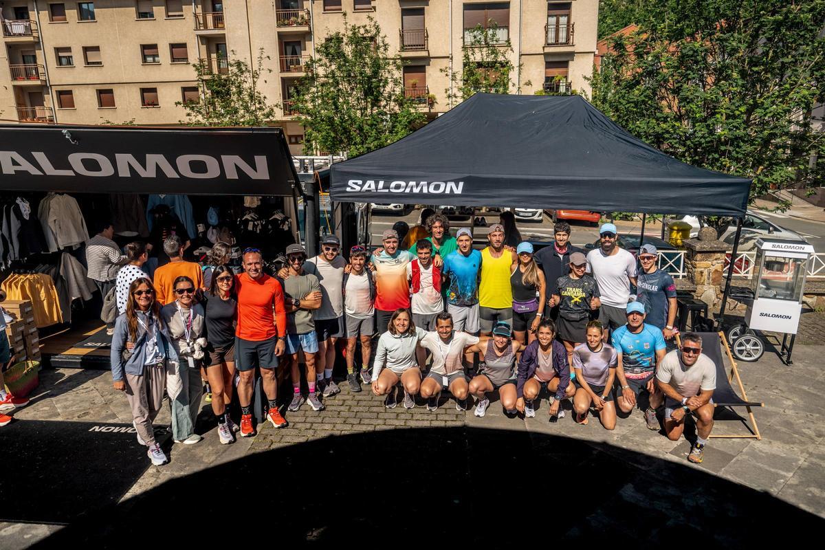 Los participantes de una actividad “social run” organizada por Salomon en Zegama