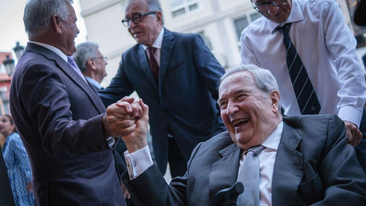 El expresidente canario Jerónim Saavedra, a su llegada al Teatro Guimerá. | | ANDRÉS GUTIÉRREZ