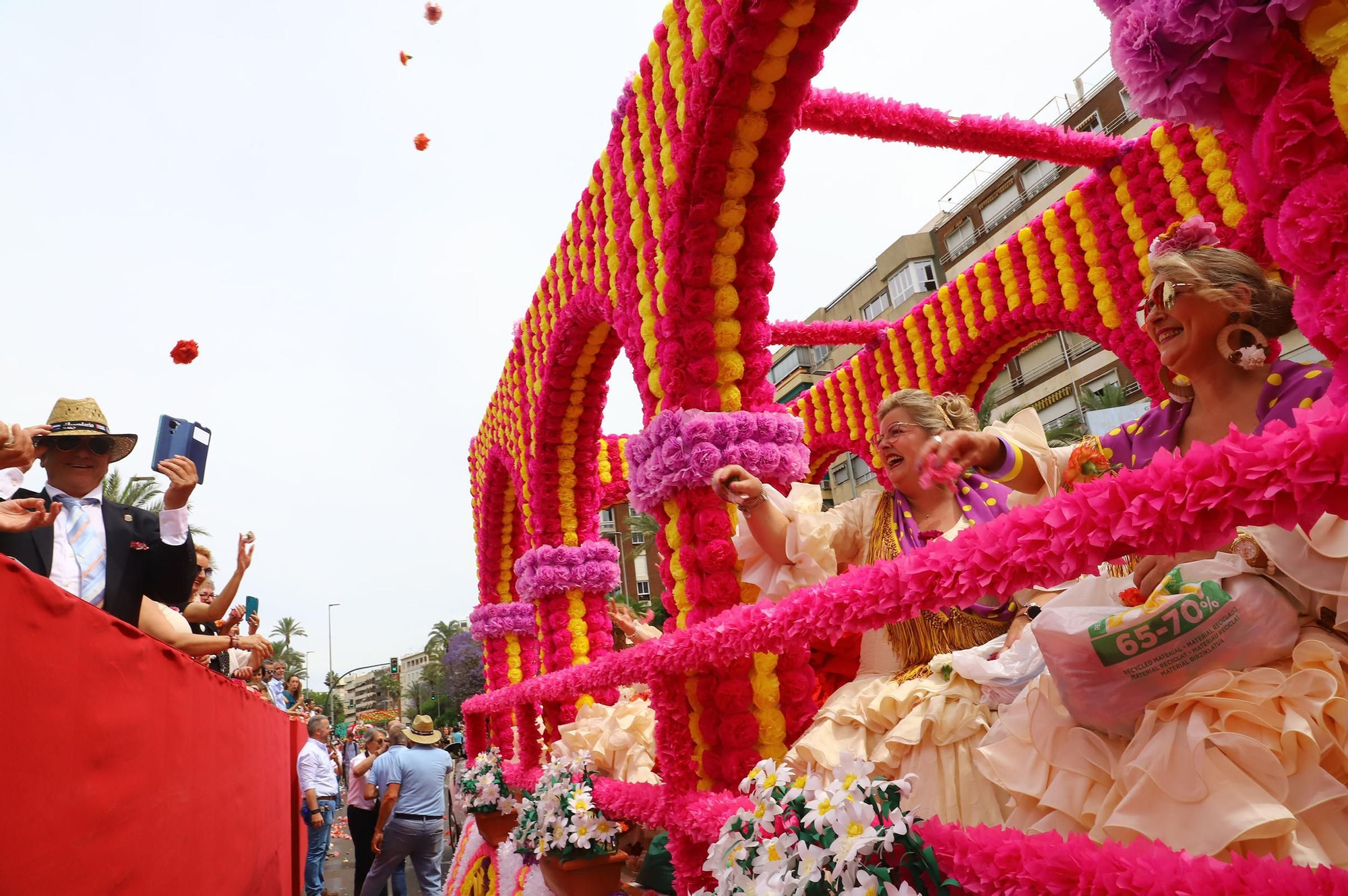 La Batalla de las Flores abre el Mayo festivo en Córdoba con 90.000 claveles