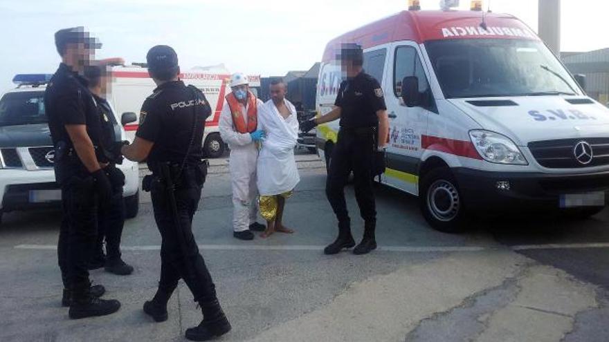 Halladas ocho personas y un cadáver en una patera