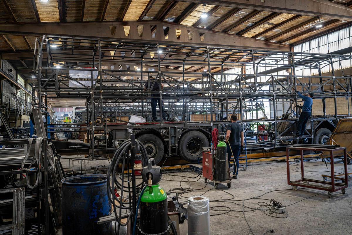 La fabricación de autobuses, autocares y microbuses en Arbúcies, en La Selva, se basa en un intrincado proceso artesanal, donde la precisión de soldadores y planchistas da forma a vehículos personalizados.