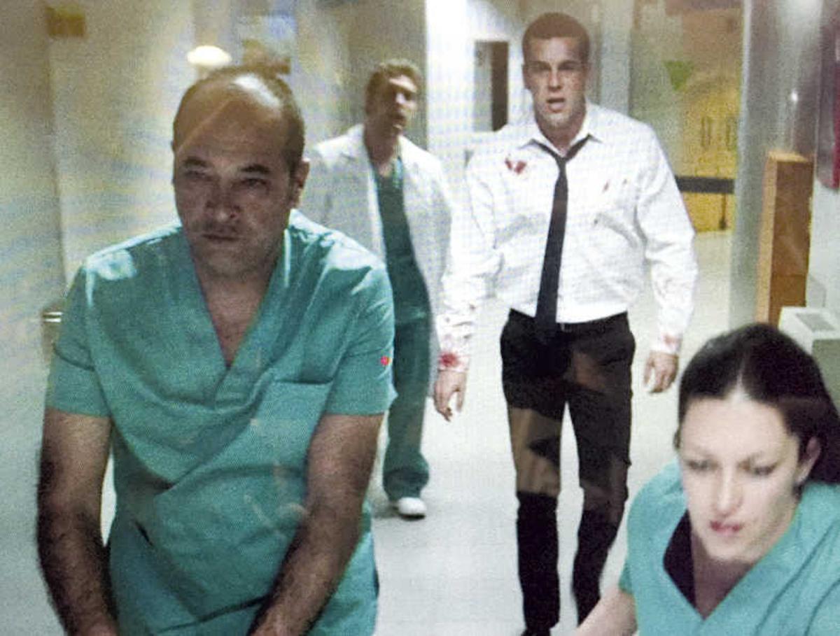 Toro llega con su novia malherida al hospital