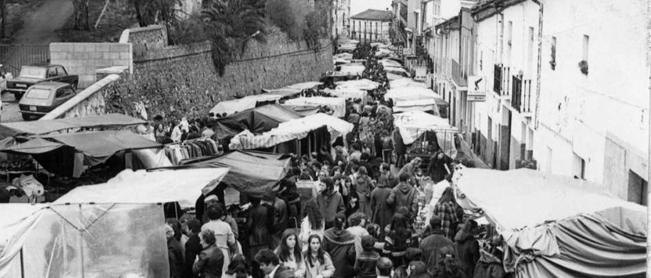 Imagen del mercado franco en Camino Llano en 1984.