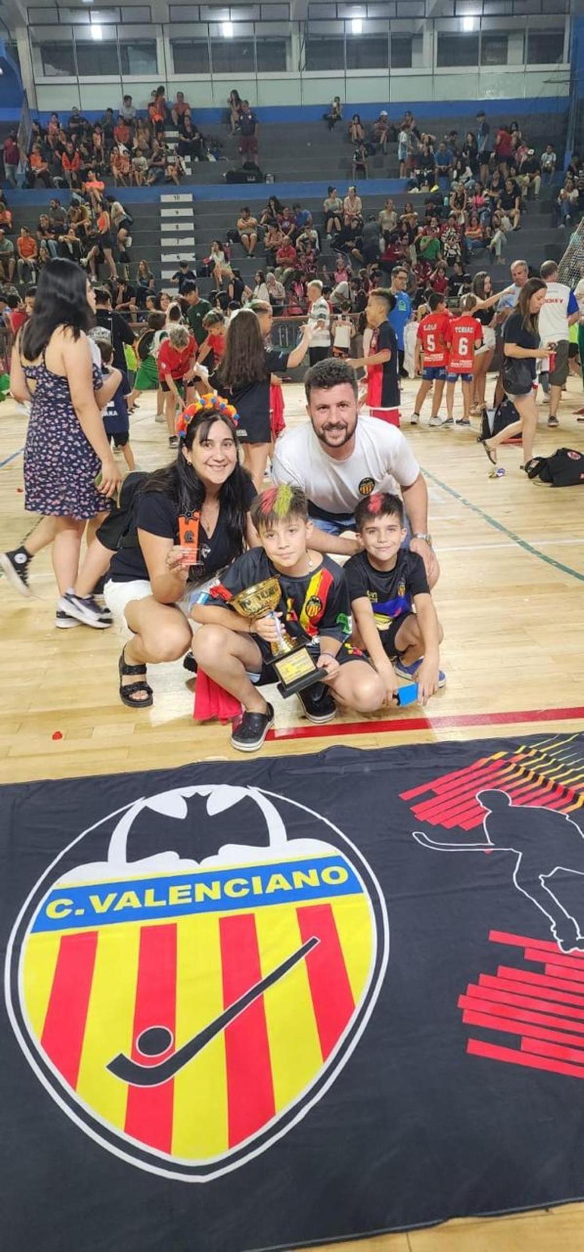 Analia junto a su marido y sus hijos tras ganar el campeonato de hockey con el Club Valenciano de hockey chileno.