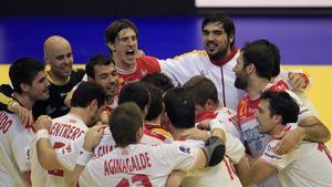 Els jugadors de la selecció espanyola d’handbol celebren la seva victòria sobre Islàndia.