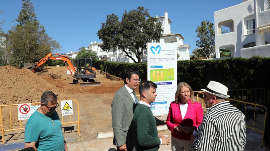 La alcaldesa, Ángeles Muñoz, informa del nuevo espacio de ocio saludable con tres pistas de petanca en Las Chapas.