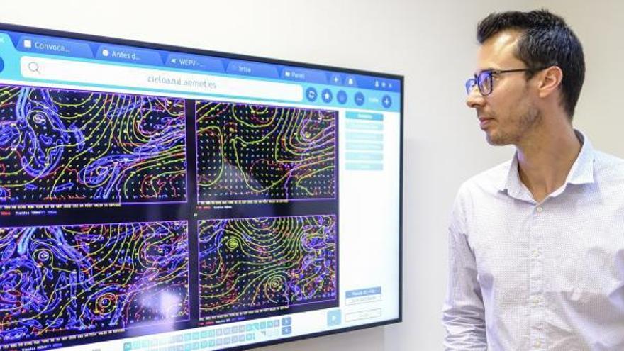 David Suárez, delegado de la Aemet en Canarias, observa mapas del clima en su despacho, en la tarde de ayer. | | JOSÉ CARLOS GUERRA