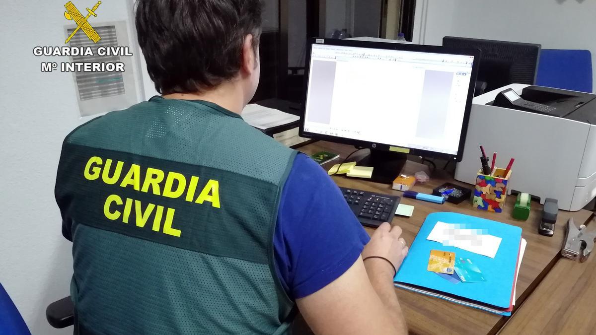 Un agente de la Guardia Civil, durante la investigación