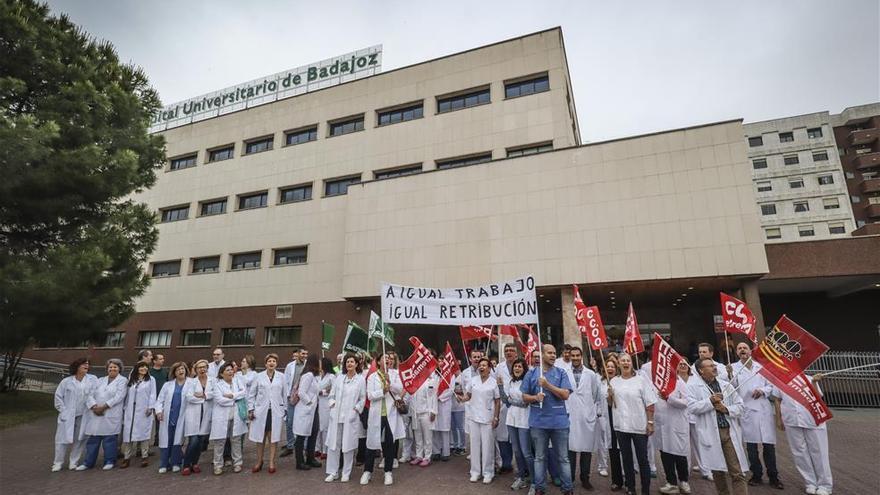 Enfermeros pacenses se concentran contra la &quot;discriminación&quot; entre personal sanitario