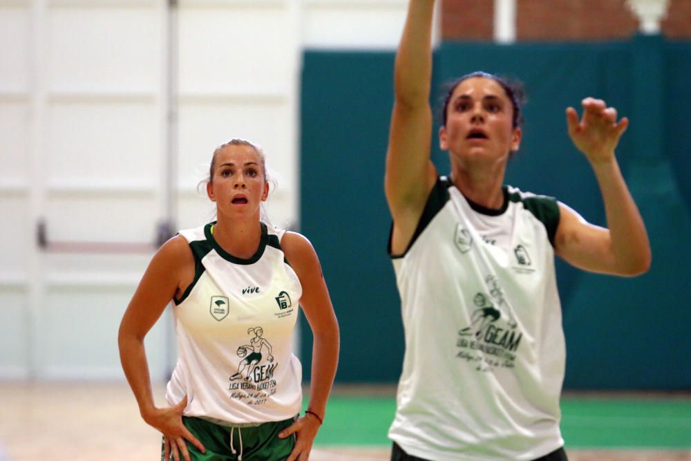 La V edición de la Liga Femenina GEAM arrancó en el Pabellón de Los Guindos de la capital con gran entusiasmo y se prolongará hasta el viernes con más de 200 jugadoras repartidas en 16 equipos