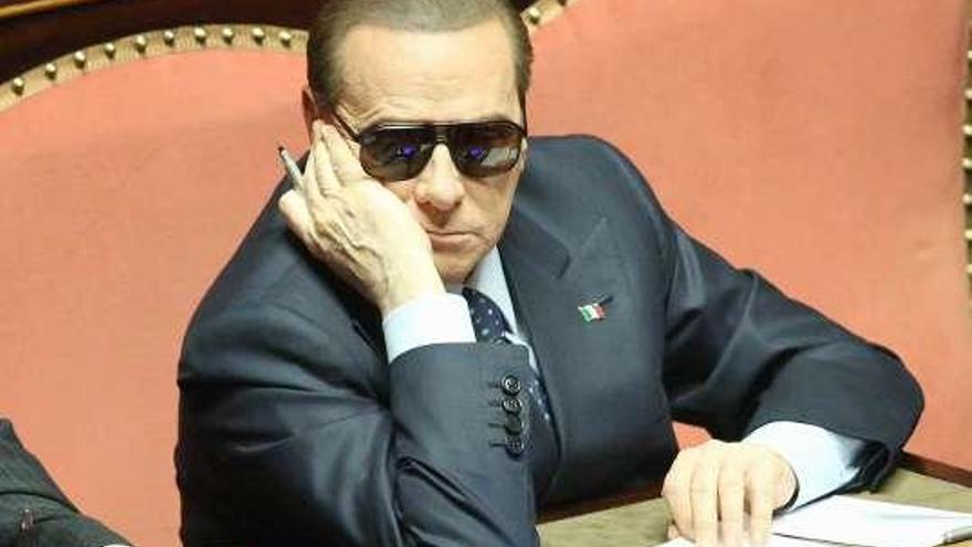 Berlusconi, en su escaño, tras una semana de hospital, y el nuevo presidente del Senado, el exfiscal nacional antimafia Piero Grasso.  // Efe