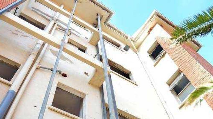 Bloque de viviendas públicas abandonadas en el barrio de l'Alquerieta.