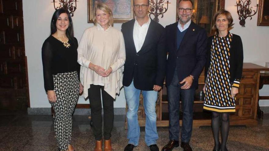 Beatriz González, Martha Stewart, Ángel Rodal, James Costos y Nava Castro, en la recepción privada que el Concello ofreció al embajador y a la televisiva &quot;reina de las mañanas&quot; estadounidense en el Parador.